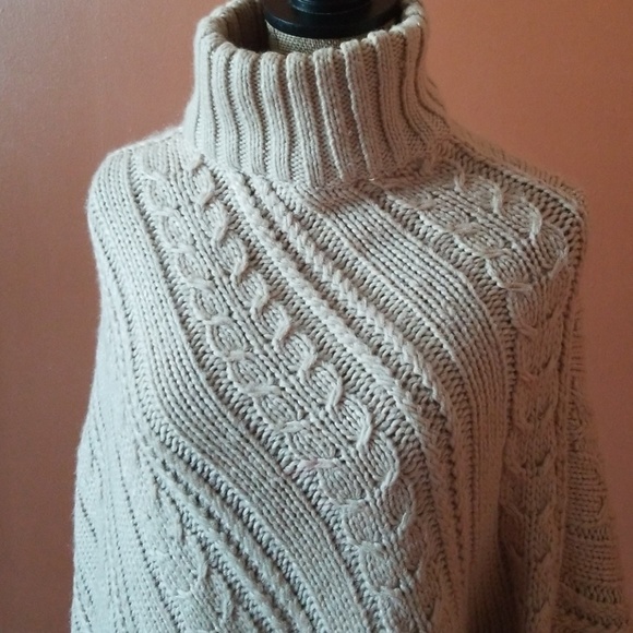 Poncho - Picture 2 of 3